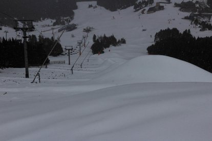 La tecnología suple la escasez de nieve natural con cañones y permite más días de esquí, aunque el cambio climático hace que funcionen cada vez menos días