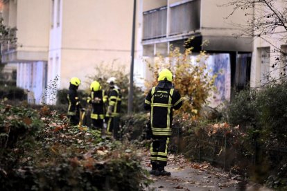 Bomberos acuden al bloque en el que se produjo el incendio.