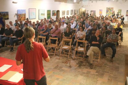 Imagen de la asamblea sobre la gestión del agua celebrada en el Castell del Remei.