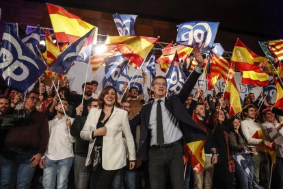 Feijóo junto a la síndica del PP en Les Corts, María José Catalá, ayer en un acto en València.