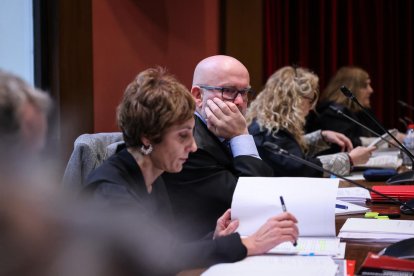 Els advocats de Laura Borràs, Isabel Elbal i Gonzalo Boye, durant l'inici del judici al TSJC