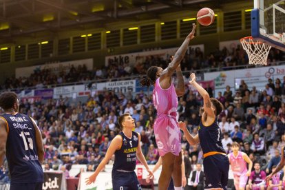 Amadou Sidibé, un gegant ahir sota els cèrcols, intenta anotar davant de la defensa del pivot lleidatà de l'Oviedo Marc Martí.