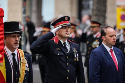 El comissari en cap dels Mossos d'Esquadra, Josep Maria Estela, en la tradicional ofrena floral a Rafael Casanova amb motiu de la Diada.