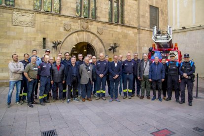 La cesión se formalizó en la Paeria con representantes del ayuntamiento y del cuerpo de bomberos.