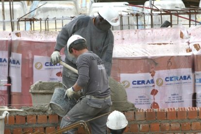 Trabajadores procedentes de otros países en una obra. 