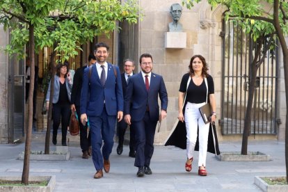 El president del Govern, Pere Aragonès; el vicepresident, Jordi Puigneró; i la consellera Laura Vilagrà, abans de la reunió setmanal del Consell Executiu.