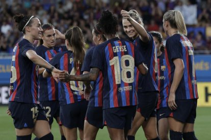 Les jugadores blaugrana celebren un gol de la brasilera Geyse Ferreira.