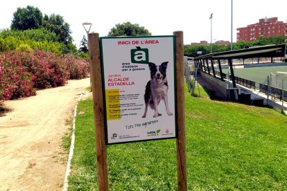 Un dels cartells que anuncia l'àrea oberta per a gossos.