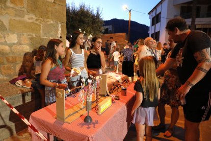 Una de las paradas en las que niños y niñas de Camarasa vendieron artículos para causas solidarias.