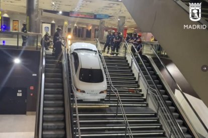 Imagen del coche empotrado en las escaleras de la estación.