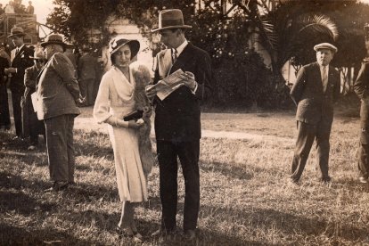 Fotografía de Filomena Augé y Josep Maria Faura durante una carrera de caballos en el Hipódromo de Barcelona en los años 30.