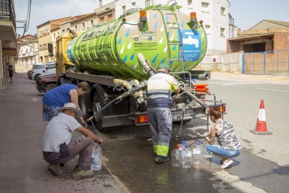 El reparto de agua en cubas ayer por la mañana en Sarroca de Lleida. 