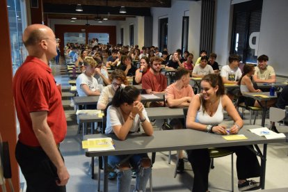 Alumnes esperant a iniciar les proves de selectivitat a la Seu d’Urgell, a l’esquerra, i a Tàrrega.