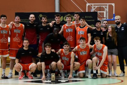 La plantilla del CB Alpicat posa al final del partit amb el trofeu que l’acredita com a tercer.