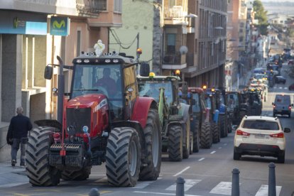 La tractorada va col·lapsar el centre de Tàrrega amb l’objectiu d’evidenciar el malestar del sector.