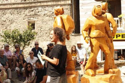 Durante el acto se descubrió una escultura en honor a los tres montañeros fallecidos.