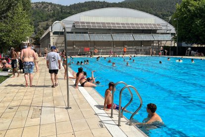 Gran afluència ahir a les piscines municipals de la Seu d’Urgell, gratis per a gent gran i petits.