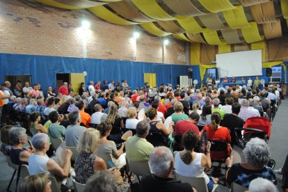 La reunión se llevó a cabo en la sala Sindicat y el calor hizo necesarios los abanicos. 