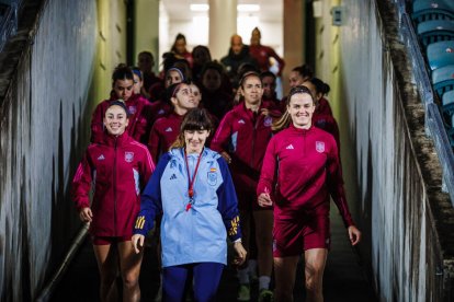 Les jugadores de la selecció espanyola, ahir a la sortida del seu últim entrenament de preparació.