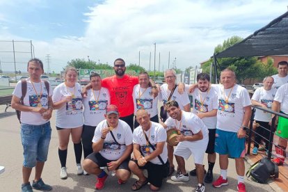 Un grup d’esportistes de la jornada lluint les seues medalles.