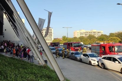 Los Bomberos, esta tarde en el pabellón Barris Nord, con los niños y niñas a fuera.