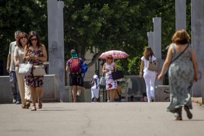 Els ciutadans es protegien ahir del sol davant d’una nova jornada de temperatures a l’alça a Lleida.