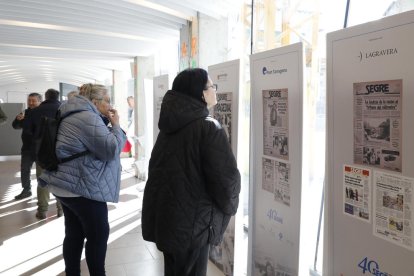 Algunes lectores mirant les portades seleccionades per a l’exposició de SEGRE al Pont de Suert.