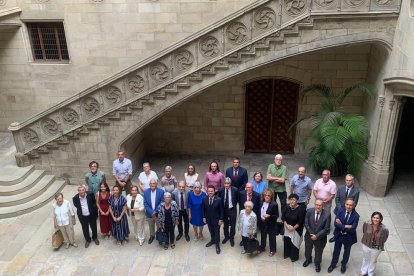 Foto de família amb els donants homenatjats ahir al Palau de la Generalitat a Barcelona.