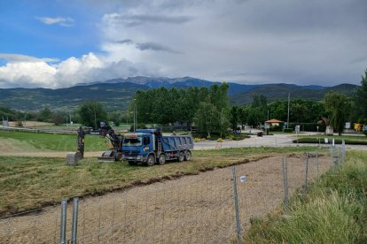 Imagen de las obras para urbanizar los terrenos donde se construirán las superficies comerciales. 