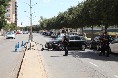 Imagen del accidente que ocurrió ayer alrededor de las 11.00 horas en la avenida del Segre. 