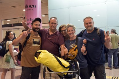 Varios de los turistas evacuados ayer tras su llegada al aeropuerto barcelonés de El Prat.