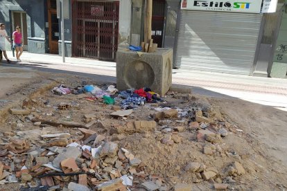 Cs denuncia un solar lleno de escombros y basura en Joan Baget