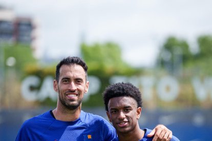 Sergio Busquets, junto a Balde en el entrenamiento de ayer.