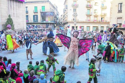 Els més petits van donar el tret de sortida amb l’Eixideta (esquerra) mentre que Anna Salvadó, presidenta de l’Esbart Albada, va pronunciar el pregó (dreta).