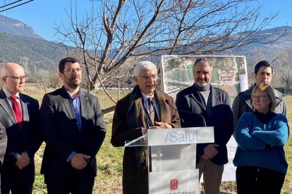 El conseller de Salud, Manel Balcells, acompañado del alcalde de la Seu d'Urgell, Francesc Viaplana, el vicealcalde, Jordi Fàbrega, y otras autoridades, durante la presentación del proyecto del futuro Hospital Comarcal del Alt Urgell.