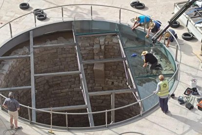 Las obras para instalar paneles de cristal para hacer visible el pozo de hielo medieval de Fraga. 