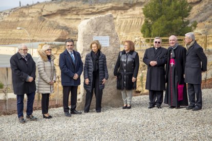 Desenes de veïns es van congregar ahir al Castell de Fraga per poder veure de prop i saludar la reina Sofia.