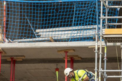 Imagen de dos trabajadores de la construcción.