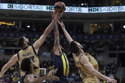 Mirotic y Satoransky luchan por un balón con un rival.