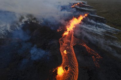 El volcà Fagradalsfjall ha començat a expulsar lava i fum.