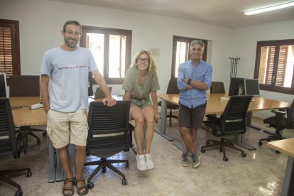 Membres de l’associació Viu Guimerà a la sala de coworking.