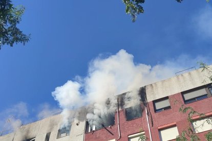 El fum sortint del pis del carrer Quevedo, a Badalona.