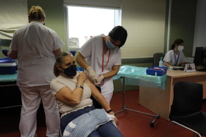 Una mujer mayor de 60 años vacunándose en el CAP de Cappont.