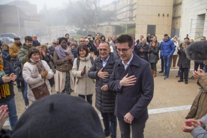 Pueyo y Postius agradecen el apoyo recibido de políticos y comerciantes antes de entrar en el juzgado.