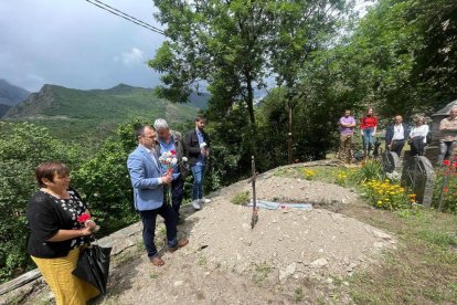 Acte d’homenatge celebrat ahir al cementiri d’Isavarre.