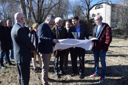 El conseller visitó los terrenos del nuevo hospital junto con el alcalde y el vicealcalde de La Seu.