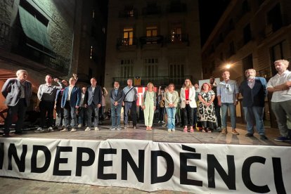 La plaça del Vi de Girona va reunir l’Executiu de l’1-O, els Jordis i els encausats pel referèndum.