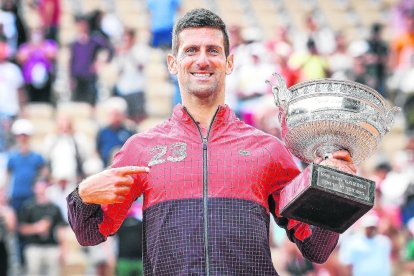 Djokovic sosté la copa i assenyala el número 23 a la caçadora, els títols de Grand Slam que té.