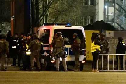 Fuerzas policiales y sanitarias en la zona del tiroteo.