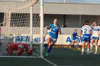 Andrea celebra el primer dels seus gols en el partit.